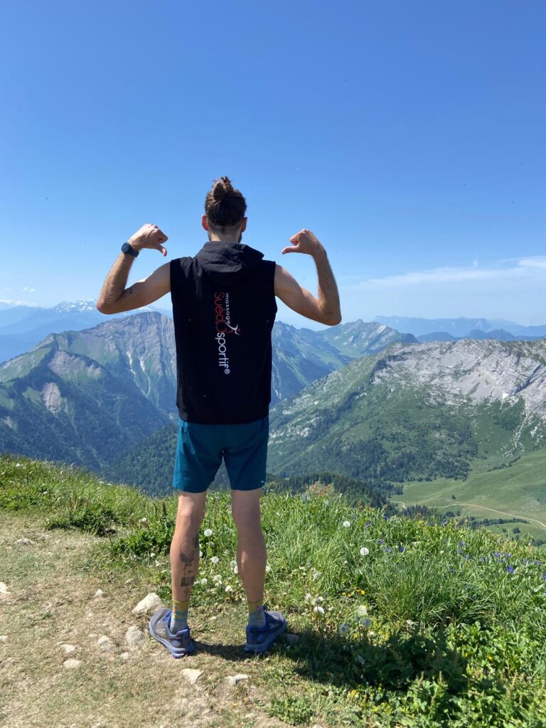 Alexandre Vasseur, masseur au Bessat, de dos en montagne, dans le massif du Pilat